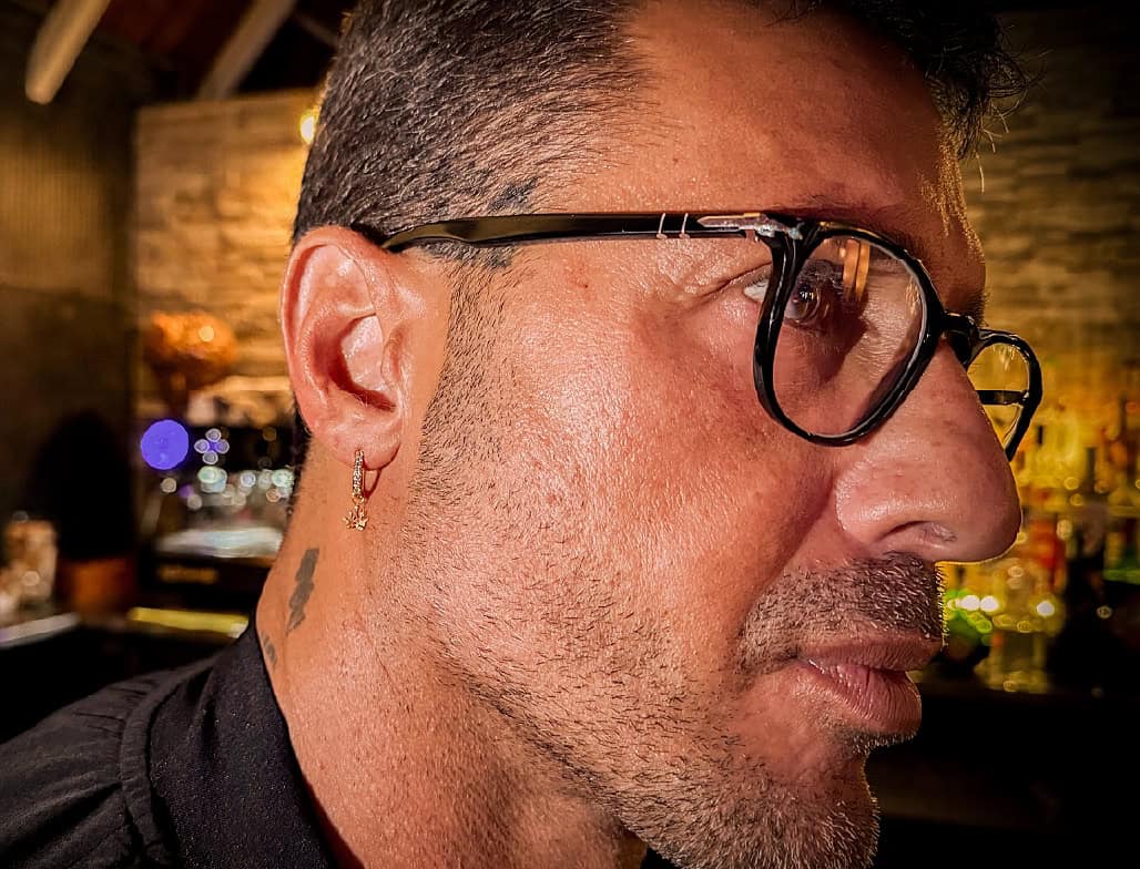 Fabrizio Corona con orecchino da uomo all’orecchio, esempio di piercing uomo