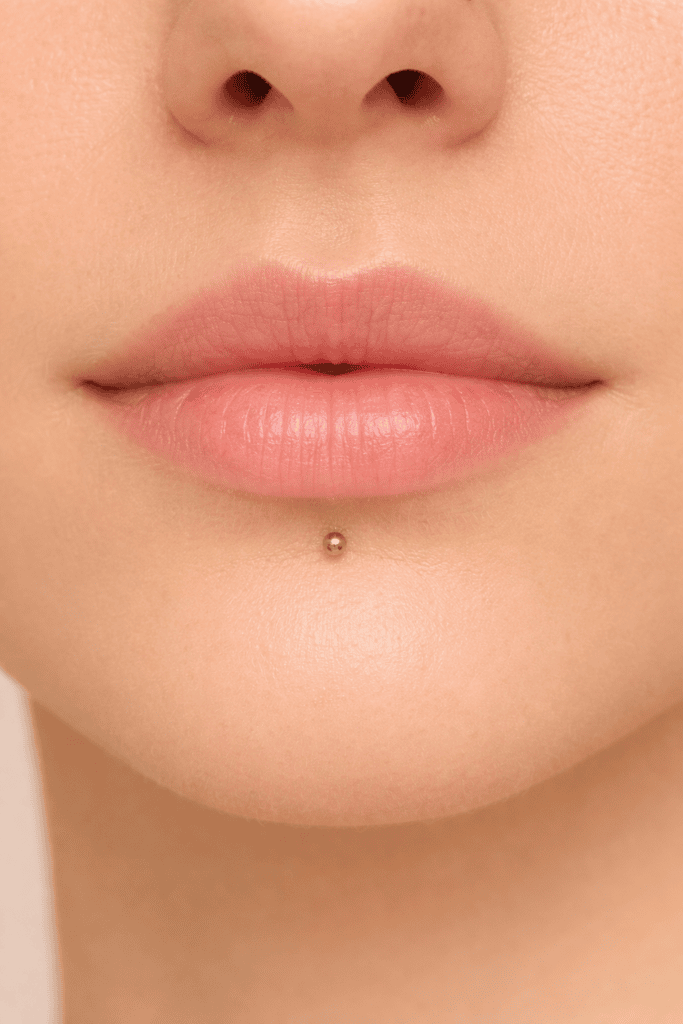 Piercing al viso con gioiello minimal, esempio di labret e medusa