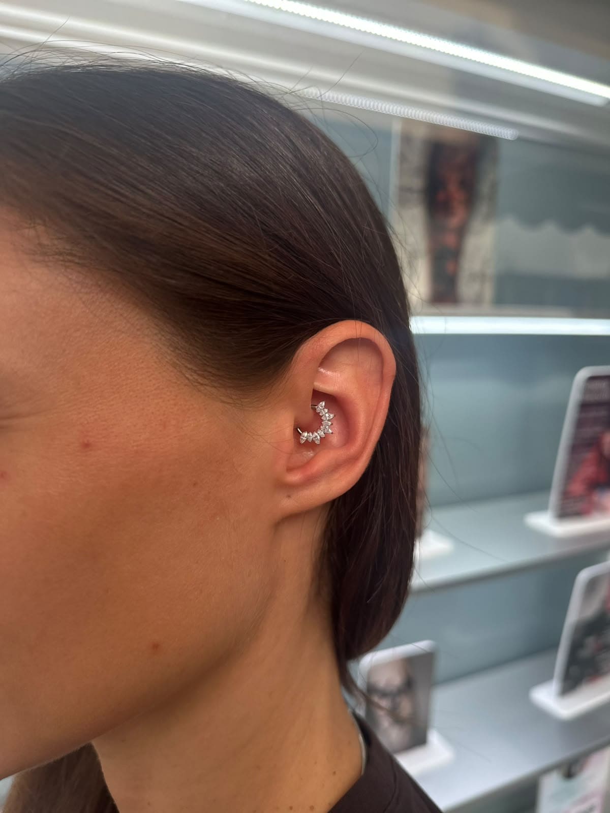 Eternal Clicker per daith in titanio con cristalli CZ taglio marquise, misura 1,2 × 8 mm